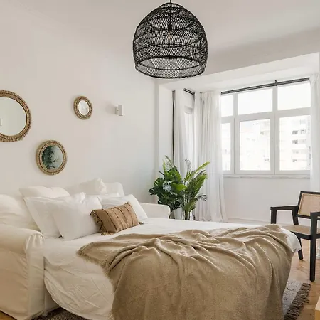 Elegant 2br With Balcony Apartamento Lisboa
