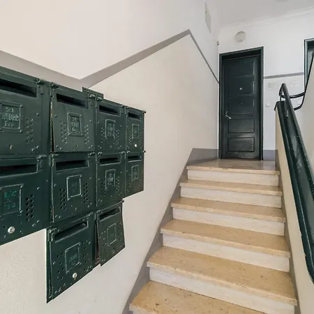 Elegant 2br With Balcony Apartamento Lisboa
