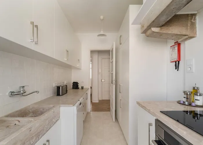 Elegant 2br With Balcony * Лиссабон